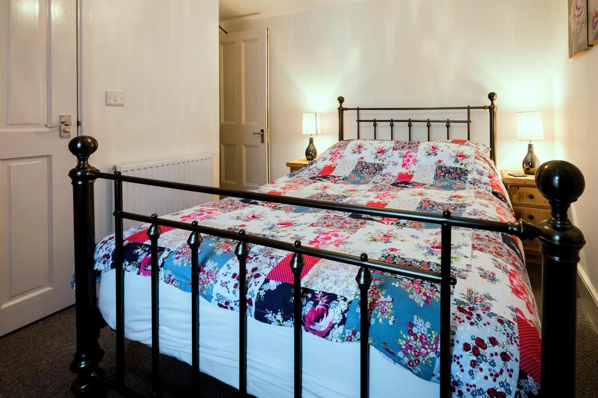 Glan Y Mor, Sleeps 20, 8 Bedrooms, 8 Bathrooms, Seafront, Criccieth Exterior photo