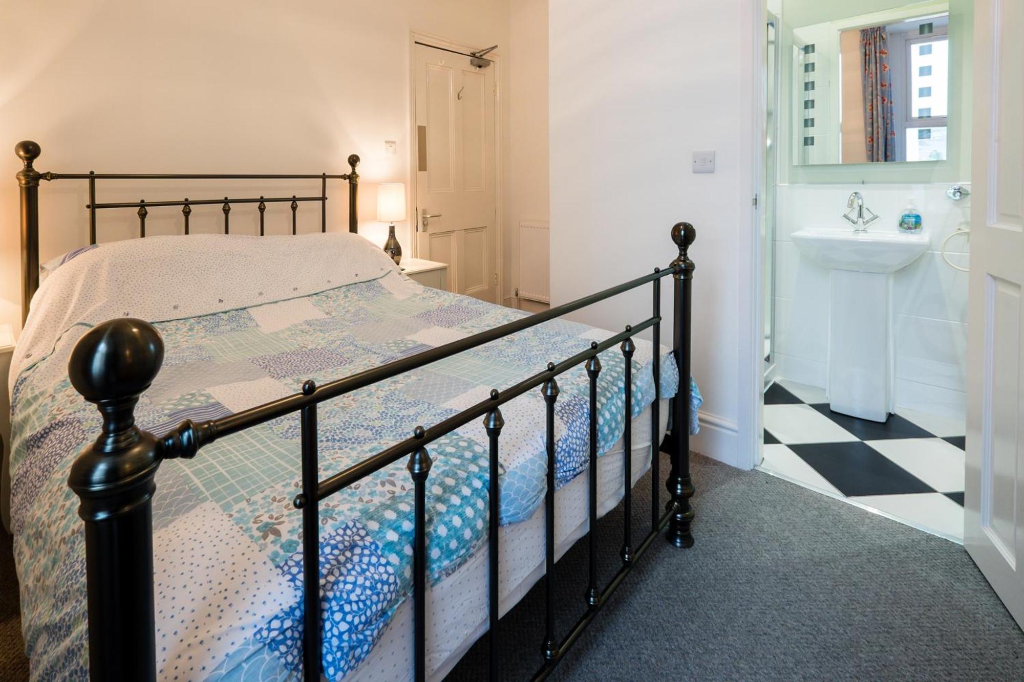 Glan Y Mor, Sleeps 20, 8 Bedrooms, 8 Bathrooms, Seafront, Criccieth Exterior photo