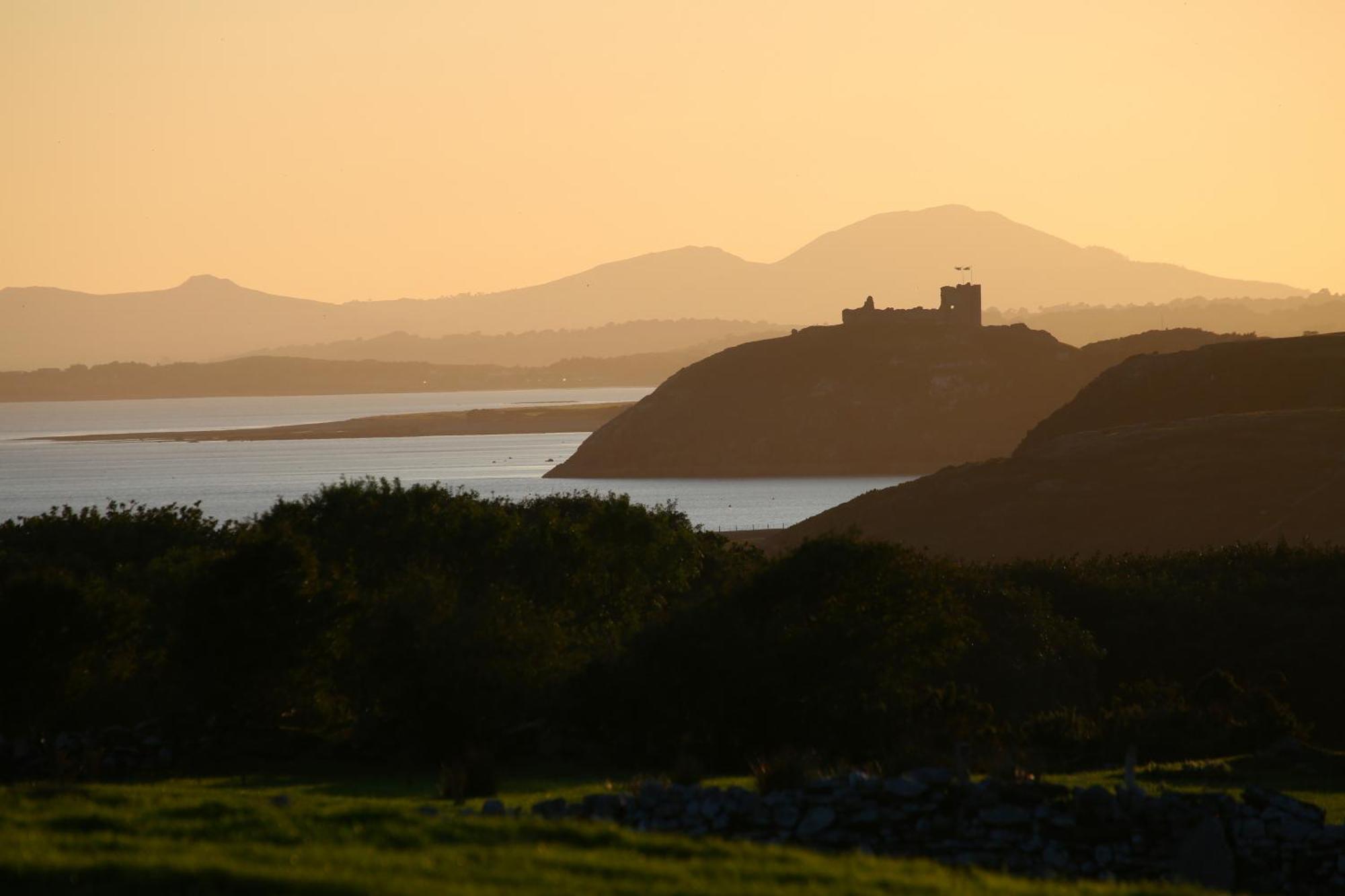 Glan Y Mor, Sleeps 20, 8 Bedrooms, 8 Bathrooms, Seafront, Criccieth Exterior photo