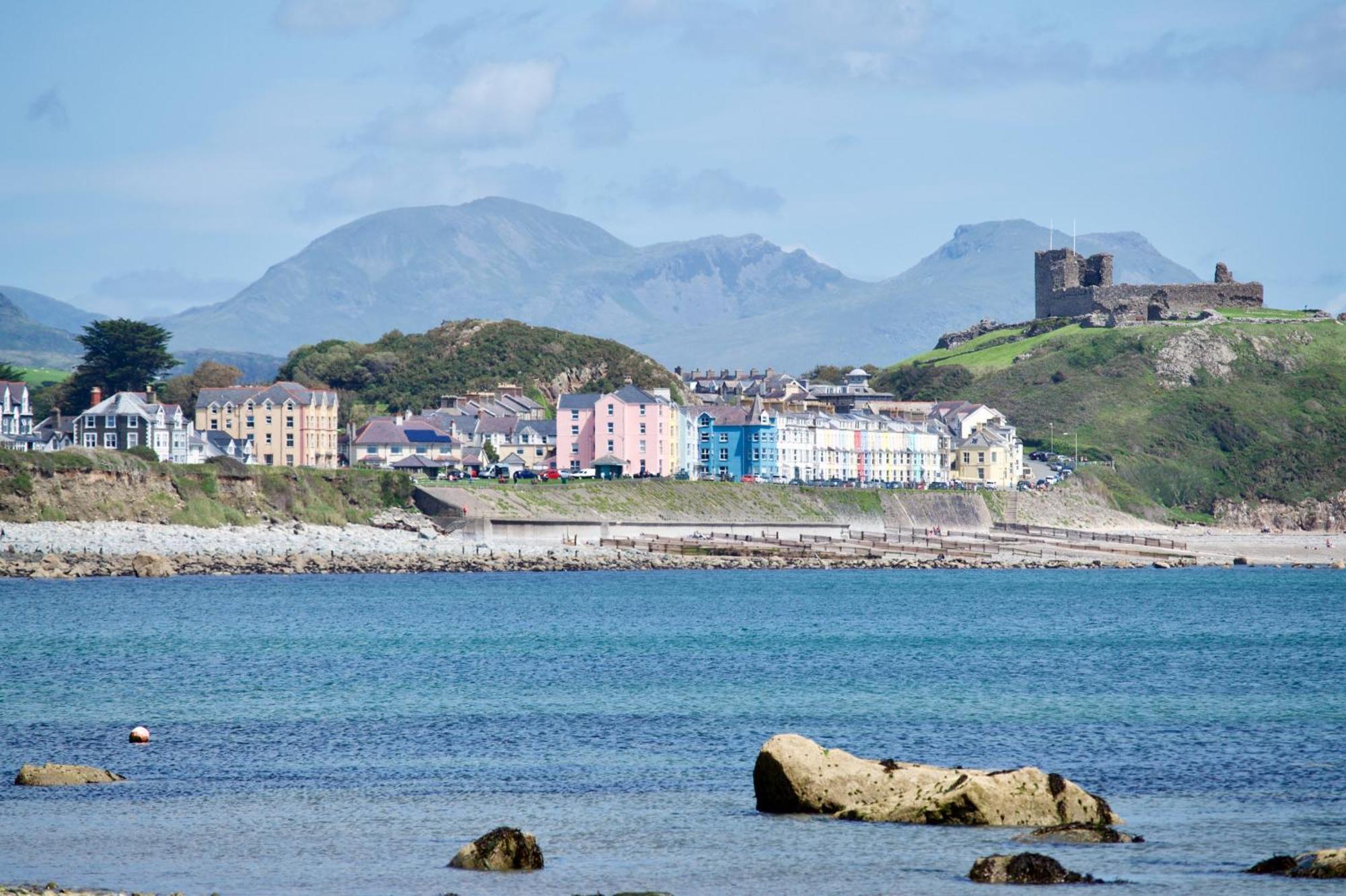 Glan Y Mor, Sleeps 20, 8 Bedrooms, 8 Bathrooms, Seafront, Criccieth Exterior photo