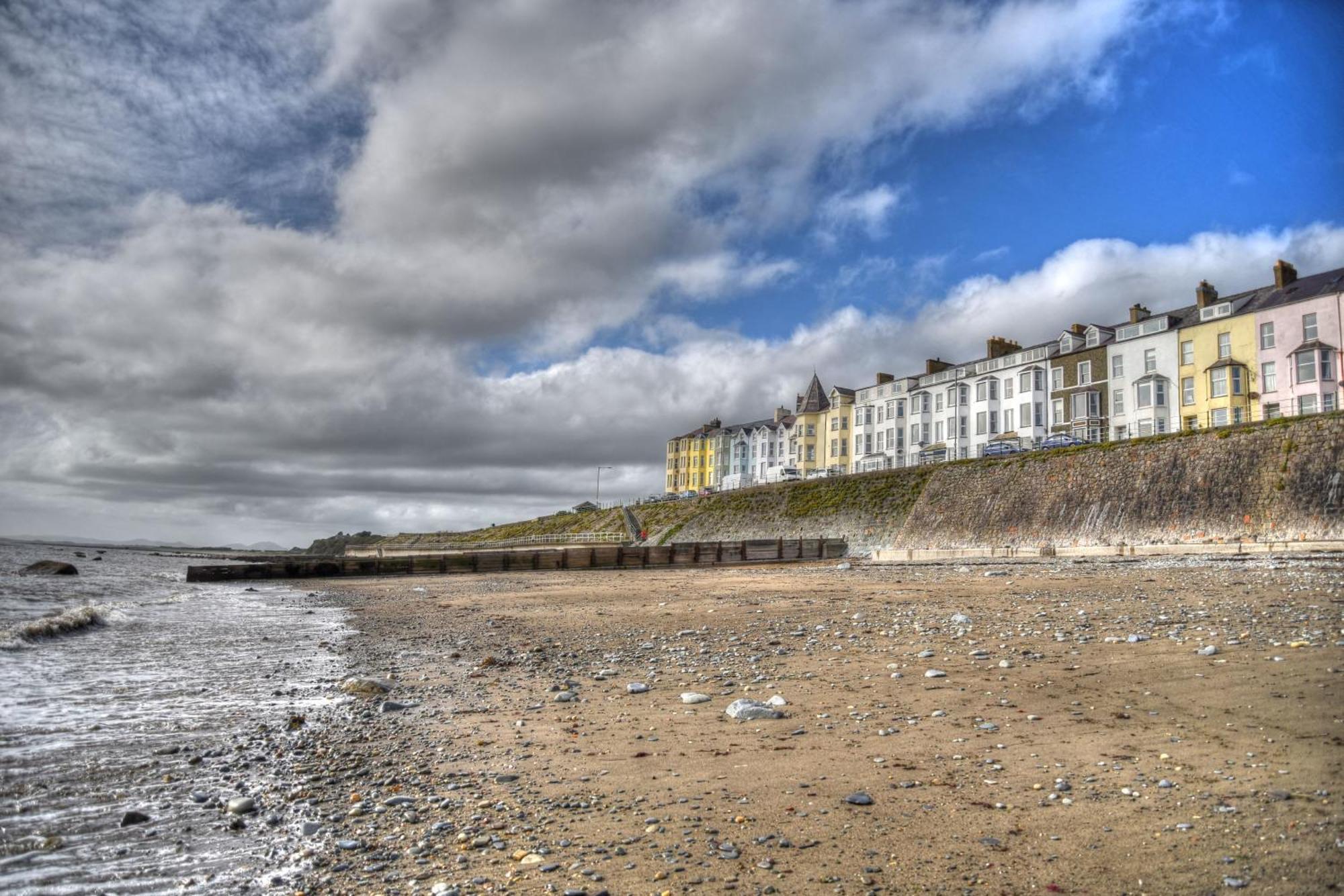 Glan Y Mor, Sleeps 20, 8 Bedrooms, 8 Bathrooms, Seafront, Criccieth Exterior photo